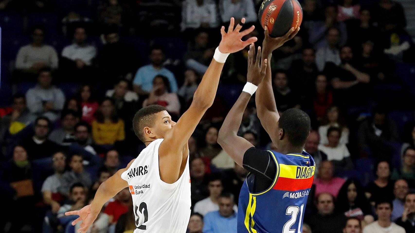 Tavares intentando bloquear el balón