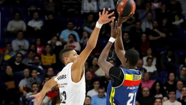 Tavares intentando bloquear el balón