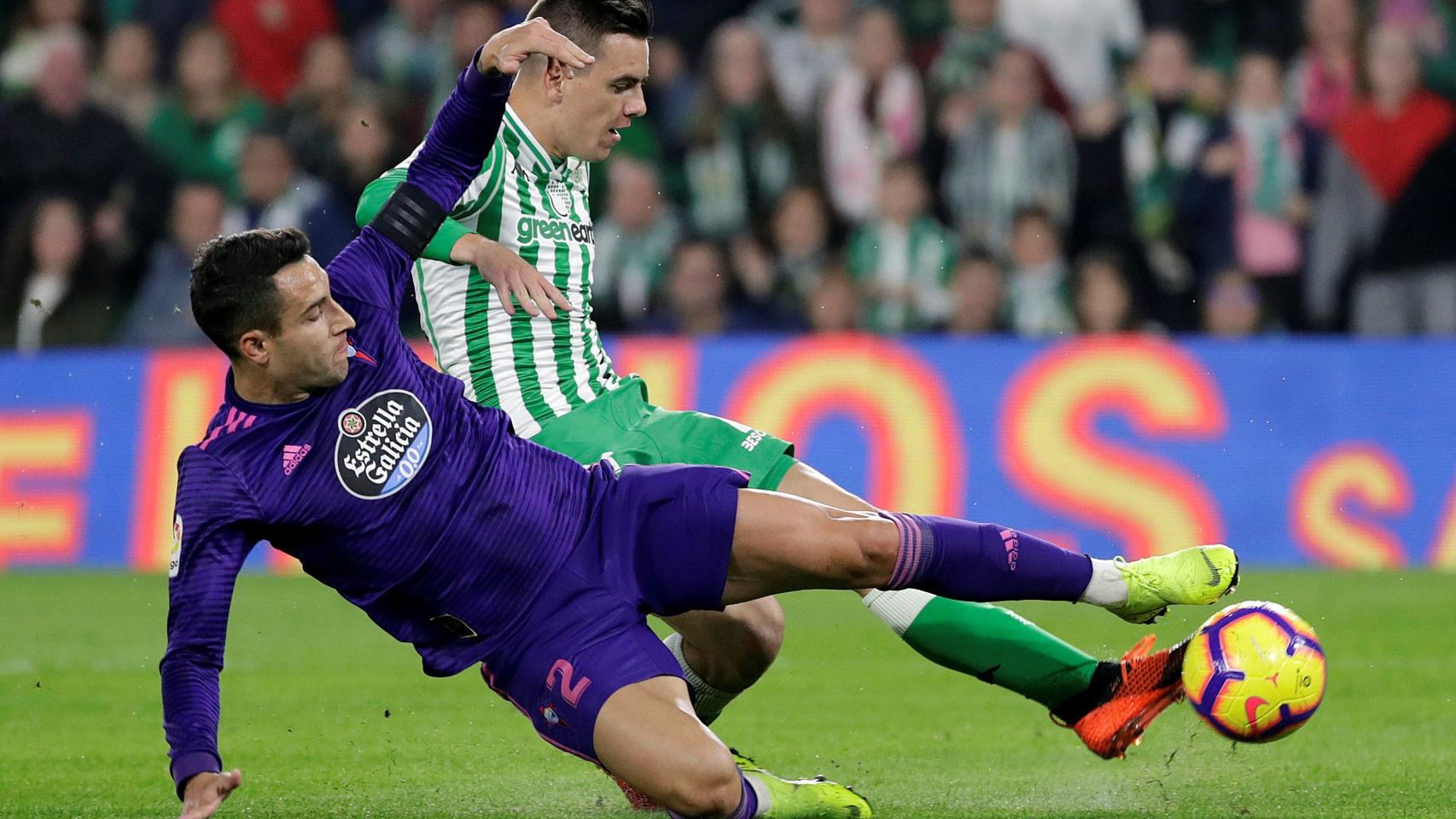 Lo Celso pelea un balón con Hugo Mallo