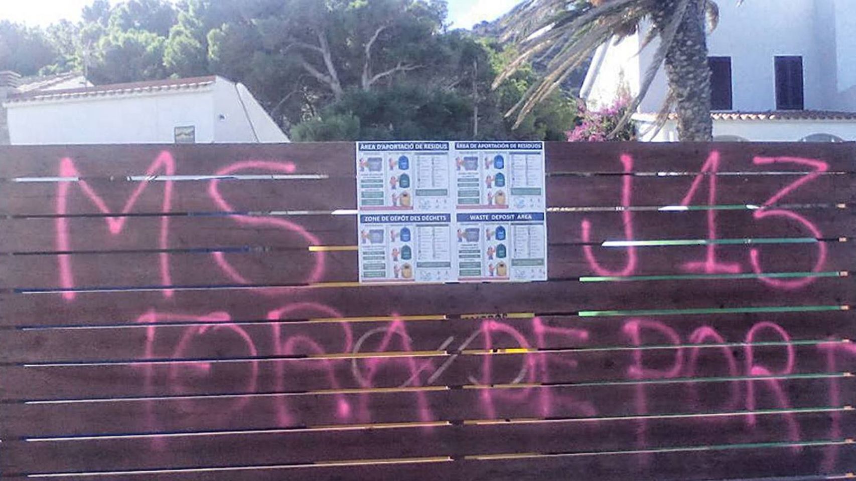 Pintadas contra el juez Ramírez en Port de la Selva (Gerona).