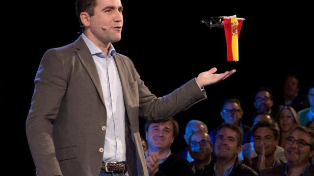 El PP convierte la bandera de España en Robocop