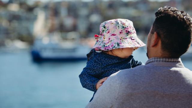 Un hombre con un bebé en brazos.