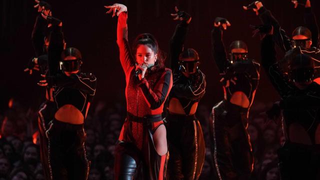 Rosalía durante su actuación en los MTV.