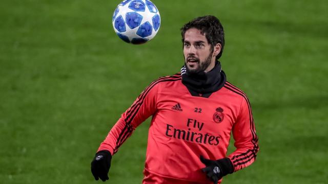 Isco con la mirada fija en la pelota