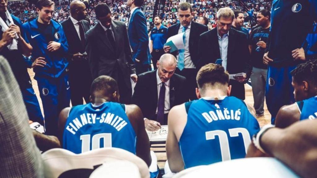 Doncic recibe instrucciones de Rick Carlisle. Foto: Twitter (@dallasmavs)