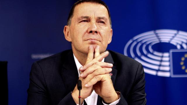 Arnaldo Otegi durante una rueda de prensa ofrecida en el Parlamento Europeo.