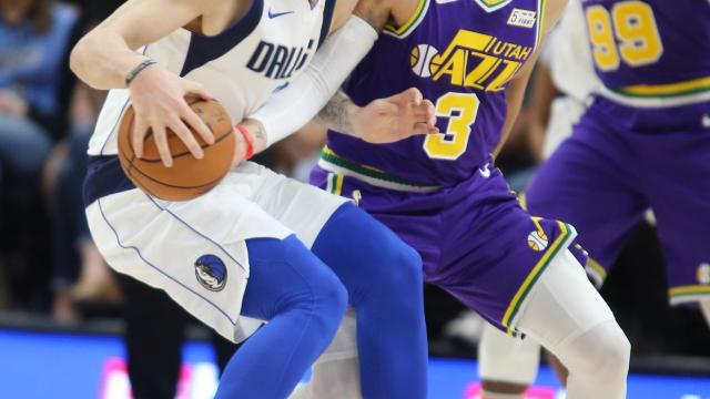 Doncic trata de superar a Ricky Rubio