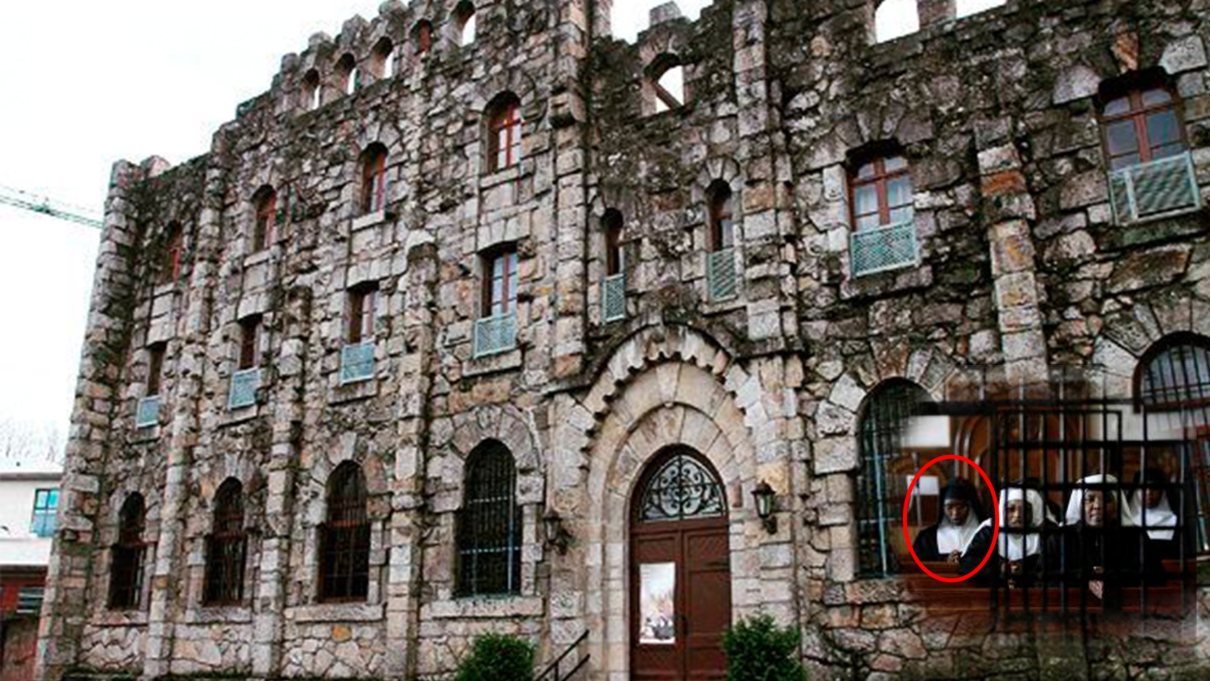 La fachada del monasterio. En rojo, la monja en cuestión.