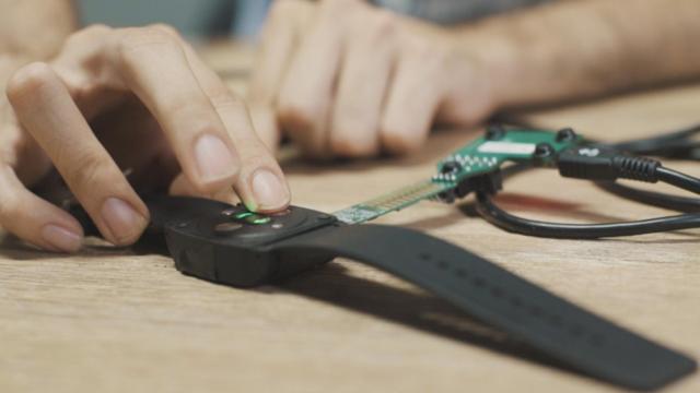 Este 'wearable' monitoriza el corazón para detectar posibles arritmias que provoquen un ictus.