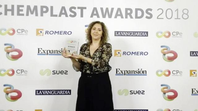La directora de la Unidad de Materiales Composites de Eurecat, María Eugenia Rodríguez, recogiendo el galardón.