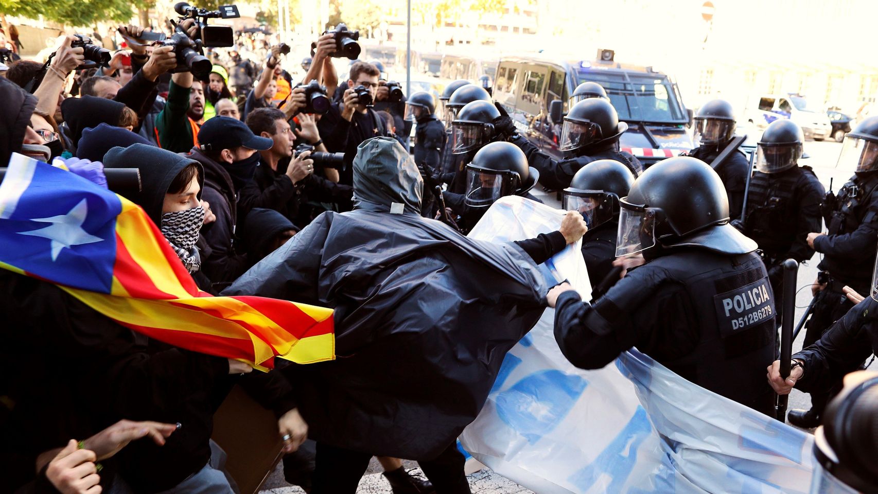 Cargas de los Mossos contra los CDR que pretendían boicotear la de Jusapol.