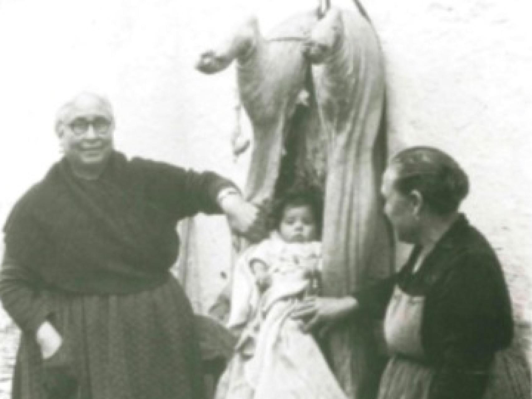 En algunas familias de Campo de Criptana (Ciudad Real), las abuelas invocaban así una vida llena de abundancias y venturas para el nieto, la que representaba un buen cerdo. Esta costumbre, extinta ya, fue captada por el fotógrafo del pueblo en 1956.