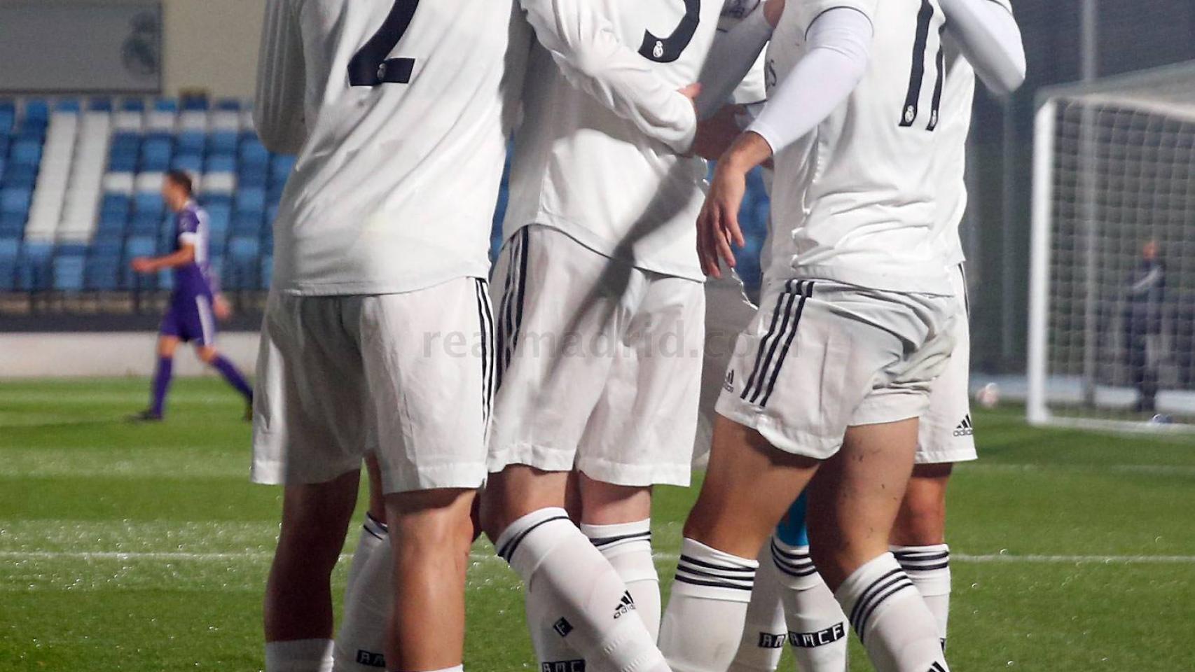 El equipo hace piña para celebrar un gol