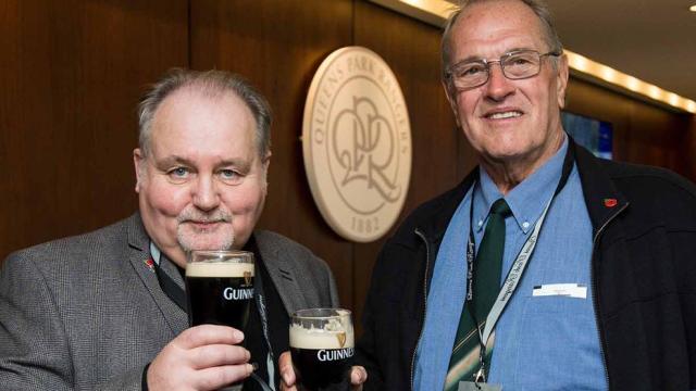 Nils Guy y John Wild pudieron tomarse esa cerveza que se habían prometido. Foto: Twitter (@QPR)