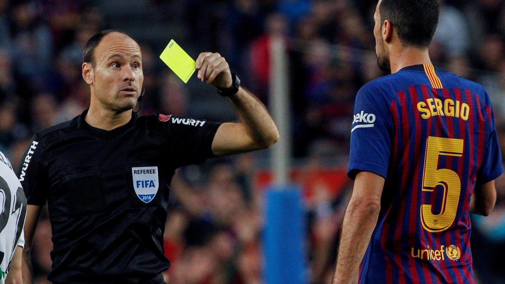 Mateu Lahoz amonesta a Busquets.
