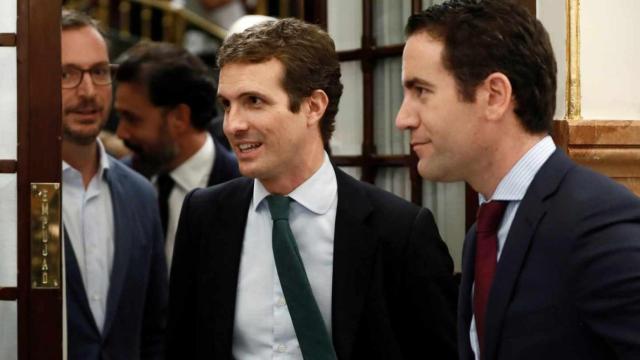 Pablo Casado junto con Teodoro García (d) y Javier Maroto (i).