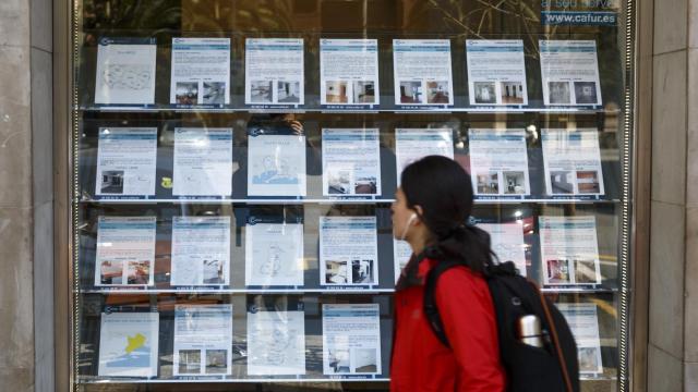 El escaparate de una inmobiliaria en las calles de Barcelona.