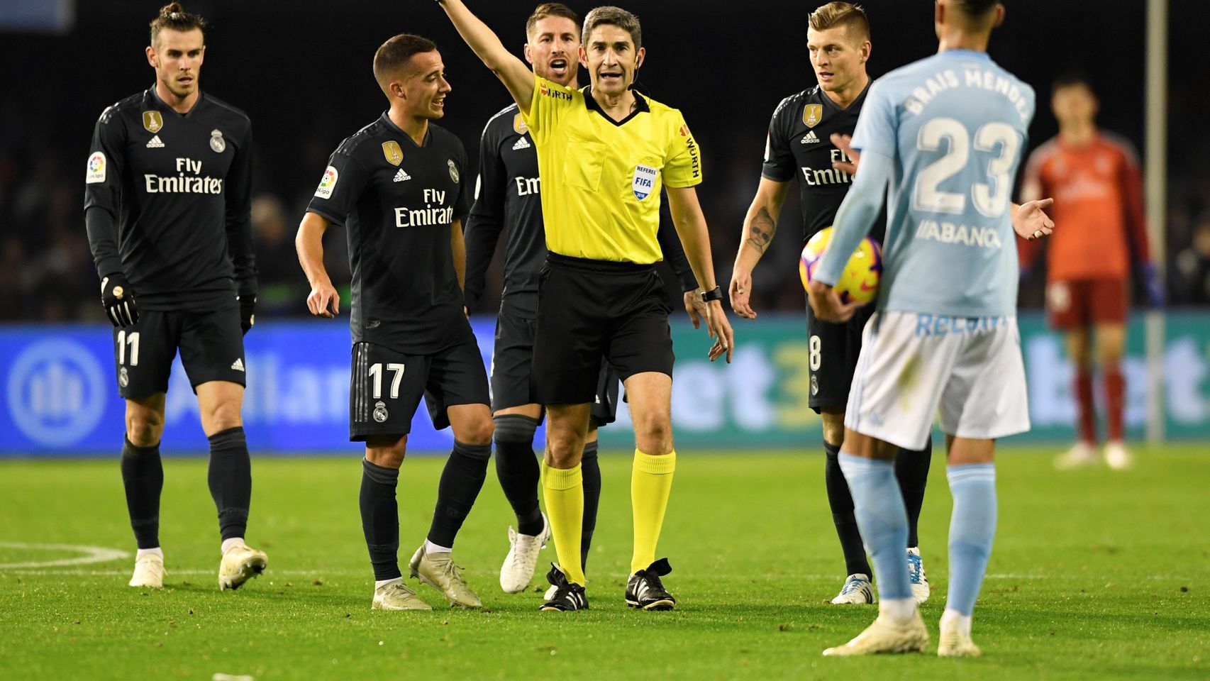 El colegiado Undiano Mallenco, durante el Celta - Real Madrid