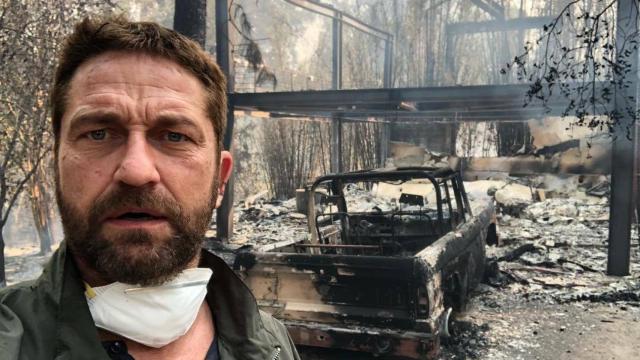 El actor Gerard Butler en lo que queda de su casa.
