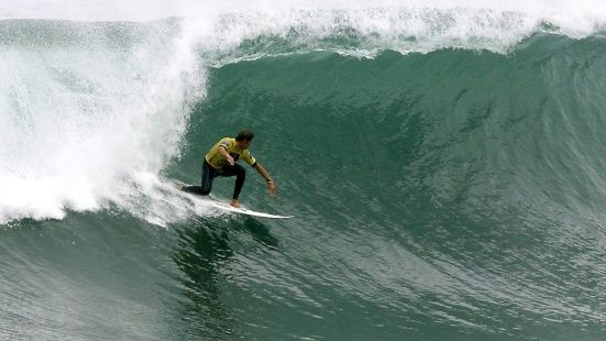 Ola de Mundaka en el municipio vasco del mismo nombre.