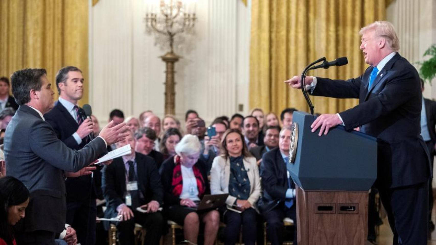 Jim Acosta y Donald Trump.