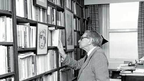 Gonzalo Torrente Ballester, en la biblioteca de su casa en Salamanca en 1996.