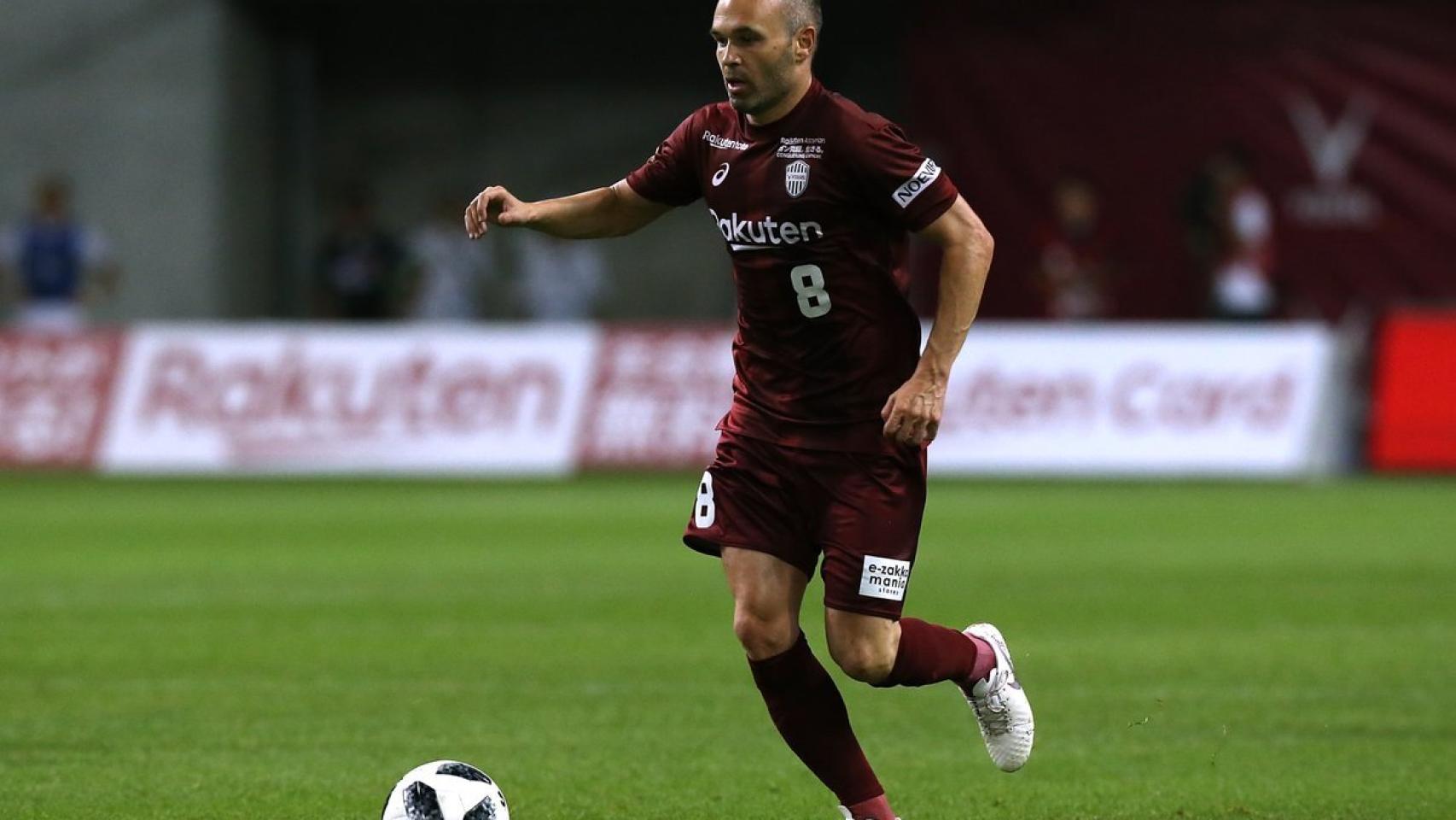 Iniesta controlando un balón. Foto: Twitter (@ellarguero)