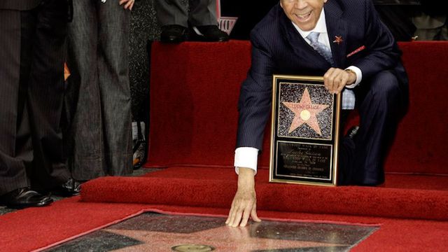 Lucho Gatica con su estrella en el Paseo de la fama en Hollywood.