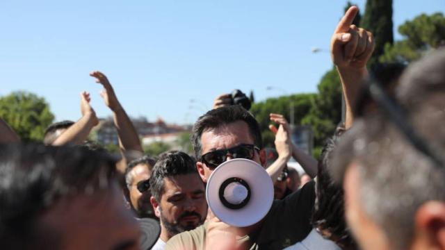 Un taxista durante la pasada huelga del sector en Madrid.