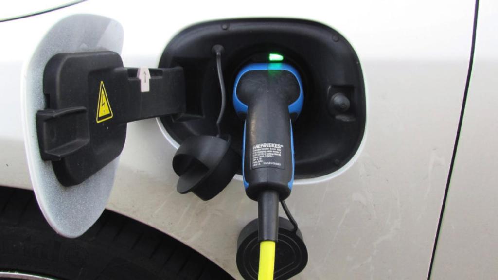 Recarga de coche eléctrico.