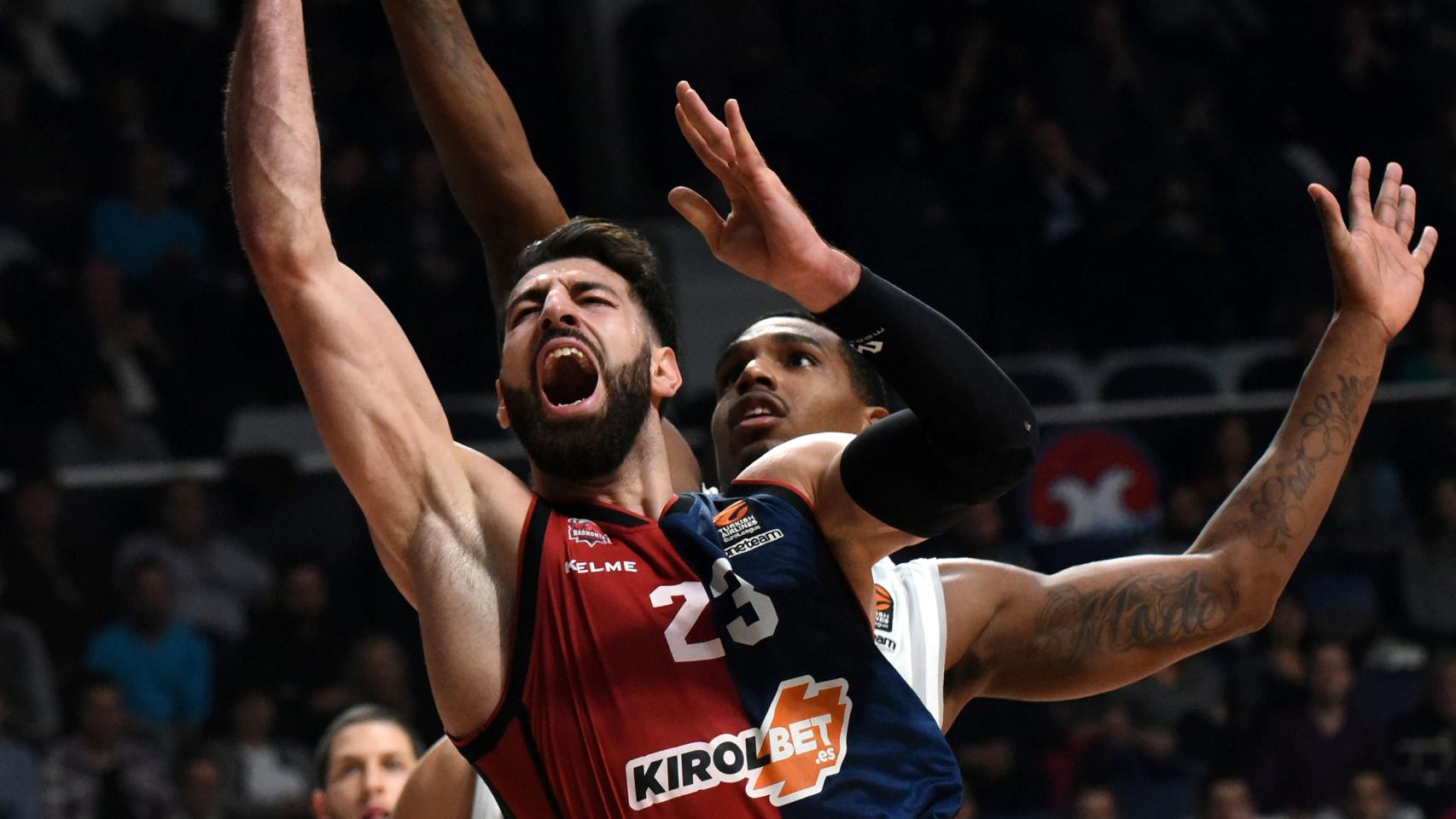 Tornike Shengelia en acción ante Clarke Coty.
