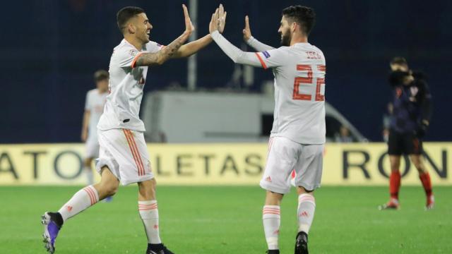 Ceballos celebra con Isco el empate ante Croacia.