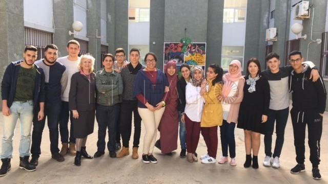 Alumnos del instituto donde ejerce la profesora atacada