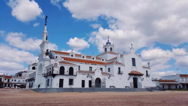 La festividad de la  Virgen del Rocío atrae cada año a miles de personas.