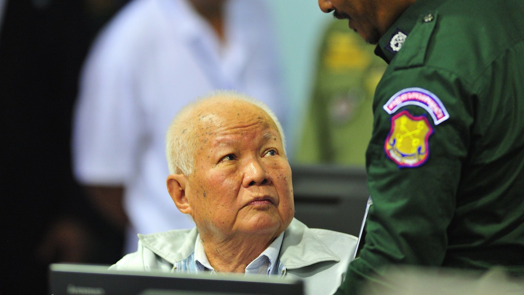 El ex jefe de Estado del Jemer Rojo Khieu Samphan, en la sala de audiencias.