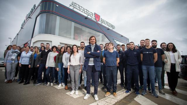 Álvaro Moreno, en el centro, junto a los trabajadores del centro logístico de su empresa en Osuna (Sevilla).