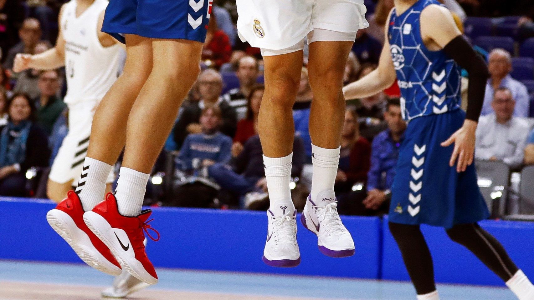 Campazzo intenta lanzar a canasta contra su defensor del Delteco GBC