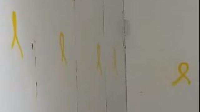 El garaje de Albiol pintado con lazos amarillos