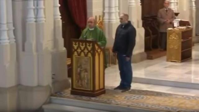 Irrumpe en la misa de Trece TV para hacer una delirante declaración