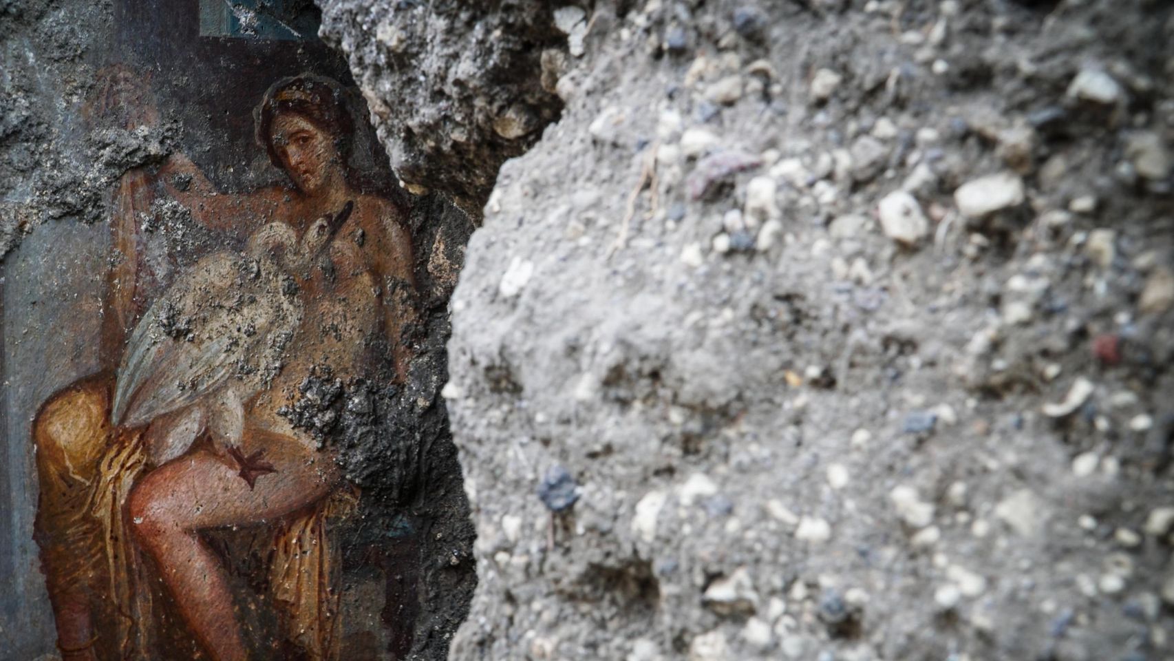 Vista del fresco 'Leda y el cisne', descubierto recientemente en el área 'Regio V', del Parque Arqueológico de Pompeya, Nápoles, Italia,
