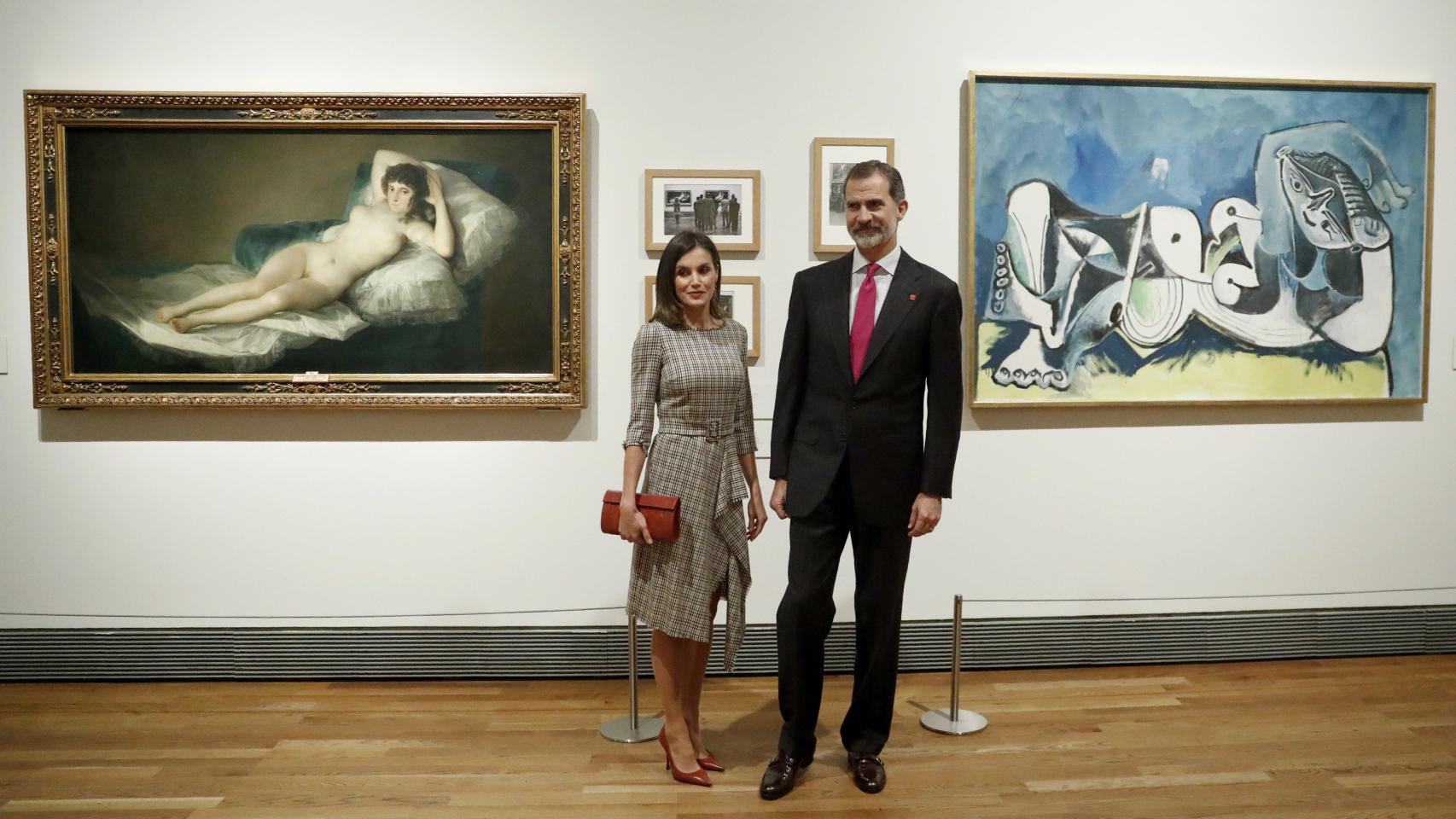 Felipe VI y la reina Letizia retratados junto a 'La maja desnuda', de Goya, y 'Desnudo tumbado', de Picasso, durante la inauguración de la exposición 'Un lugar de memoria', en el Museo del Prado.