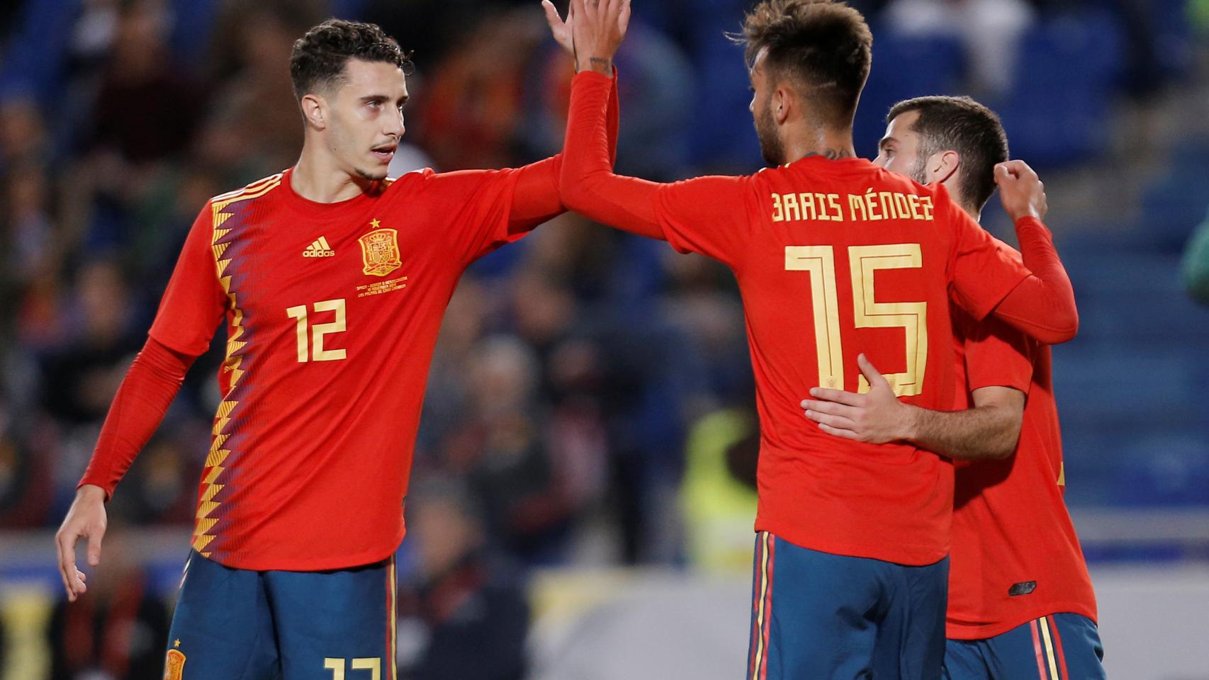 Mario Hermoso celebra con sus compañeros un gol de la Selección