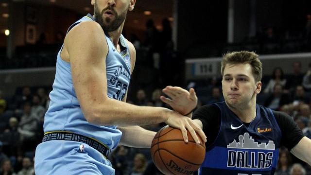Marc Gasol defiende el balón ante Luka Doncic