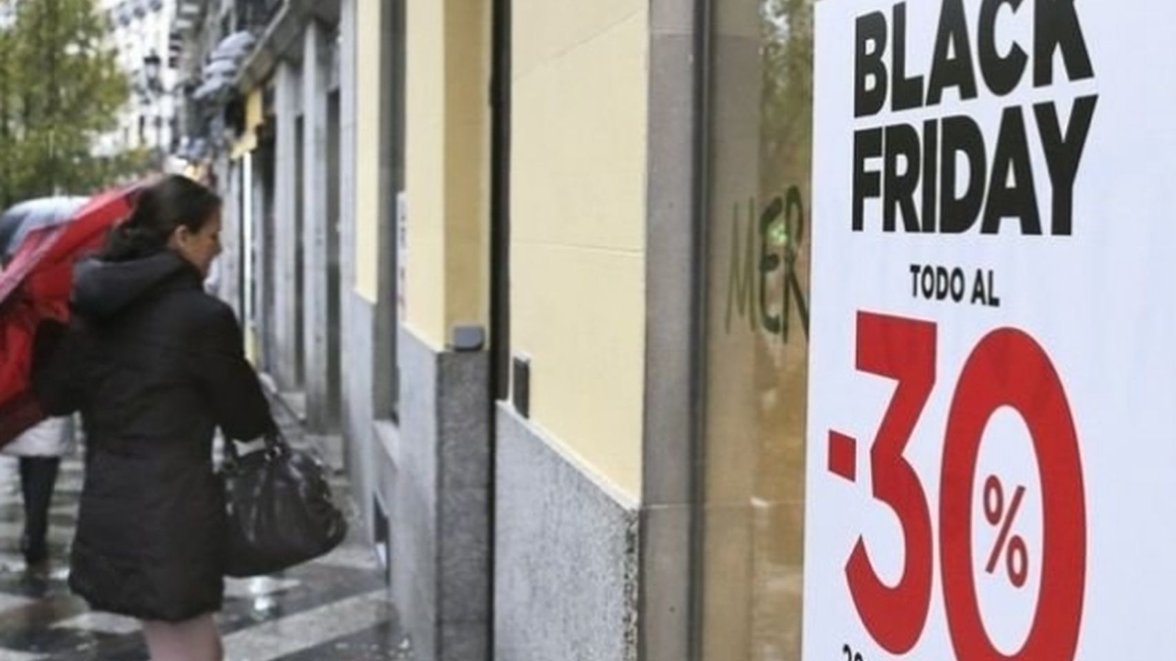 Un cartel anunciando descuentos por el Black Friday, en una imagen de archivo.
