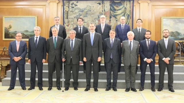 Los principales directivos de Mediaset y Atresmedia junto al Rey durante la celebración del 20 Aniversario de Uteca.
