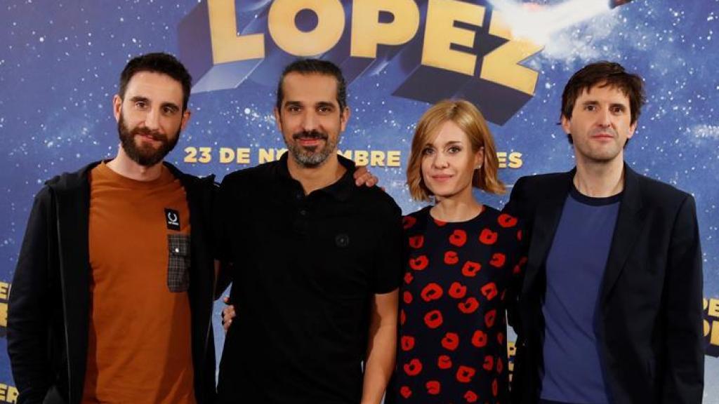 Javi Ruiz Caldera y Dani Rovira junto al equipo de la película.
