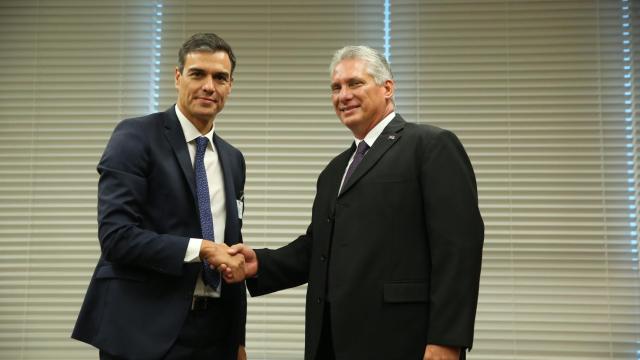 Pedro Sánchez estrecha la mano a Miguel Díaz-Canel, presidente de Cuba.