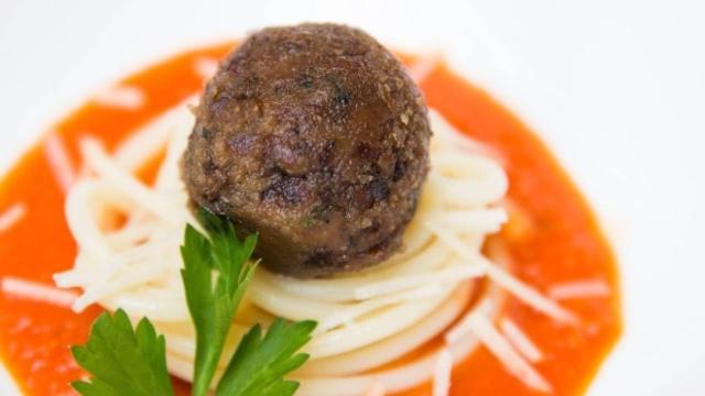 Una albóndiga hecha con carne de laboratorio.