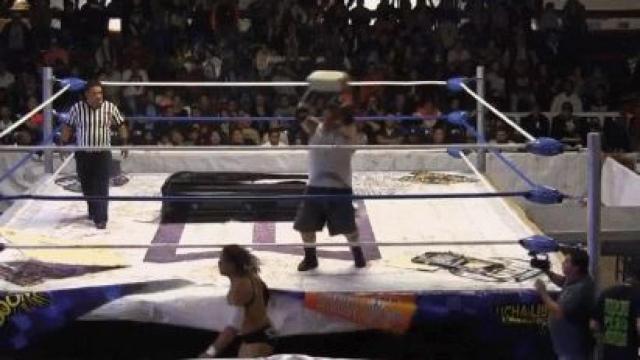 El momento en el que le lanza el bloque de cemento.