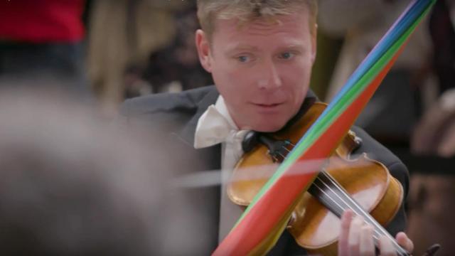 Esta orquesta usa objetos perdidos en el tren como instrumentos